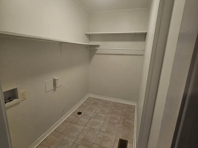 1305 N Barton St — Photo 3