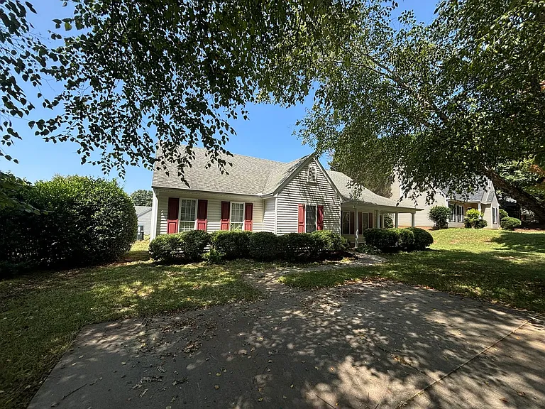 327 Springfield Cir — Photo 1
