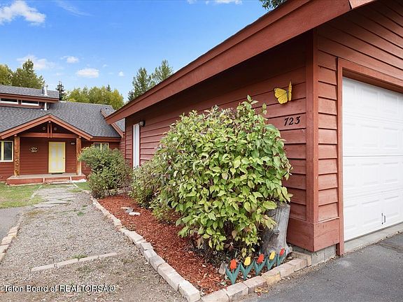 3rd image of 723 N Wind River Ln