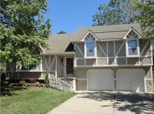 136 S Ethel Ln, Lansing, KS 66043
