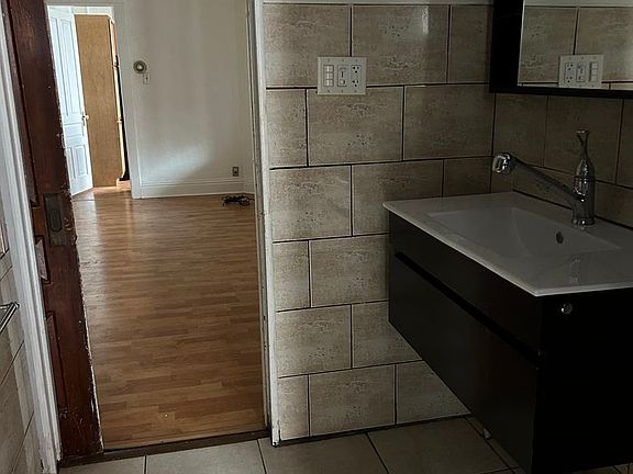 5th image of 700 W Philadelphia St #1