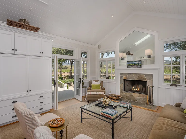 950 Mee Ln — Photo 9