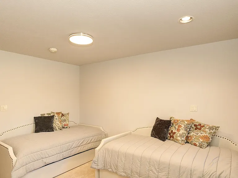 Bedroom #2 - 2 Twin Daybeds, Desk, Downstairs