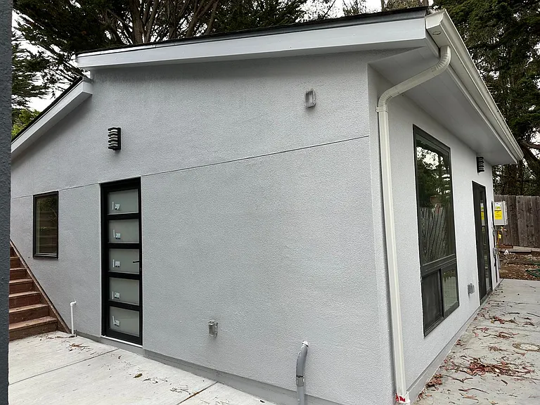 2410B Fleetwood Dr — Photo 2