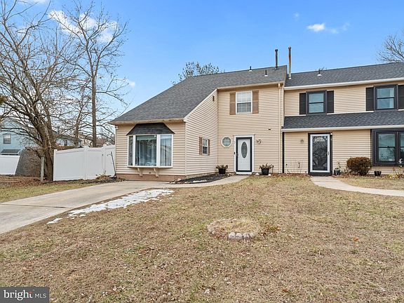 2nd image of 3 Hewitt Ln