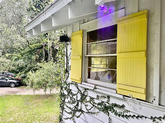 5th image of 10005 Banyan Dr
