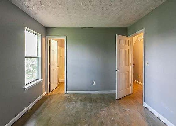 3rd image of 6086 Creekford Dr