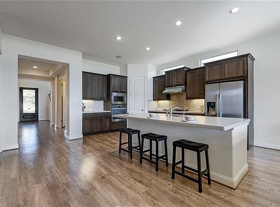 5th image of 406 Highland Village Dr