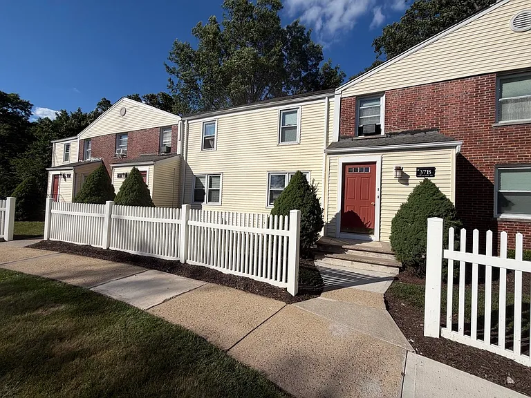 37B Hawthorne Dr #1 — Photo 20