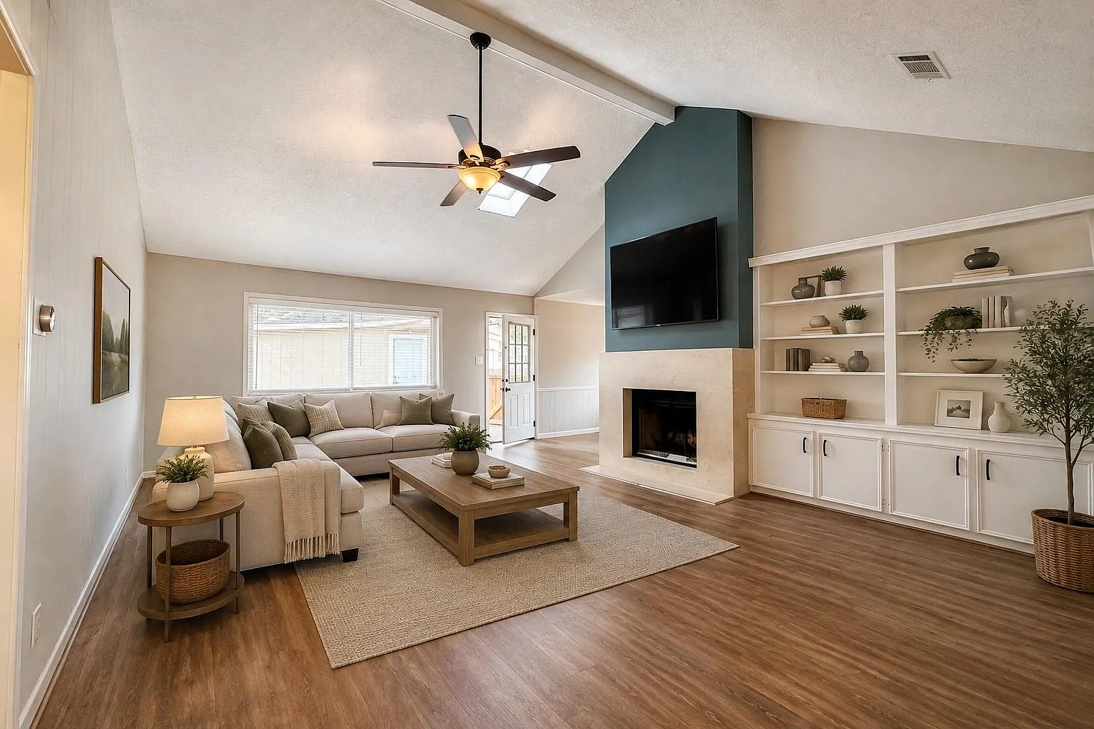 3 bed, 2.0 bath, 1726 sqft, $2,200 — Photo 3