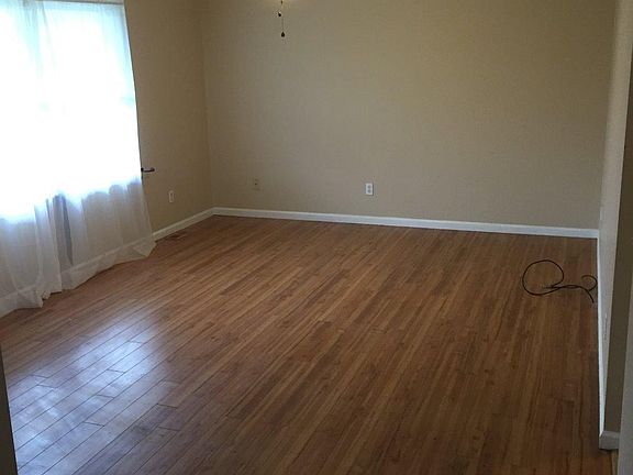 4th image of 303 Adare Ct