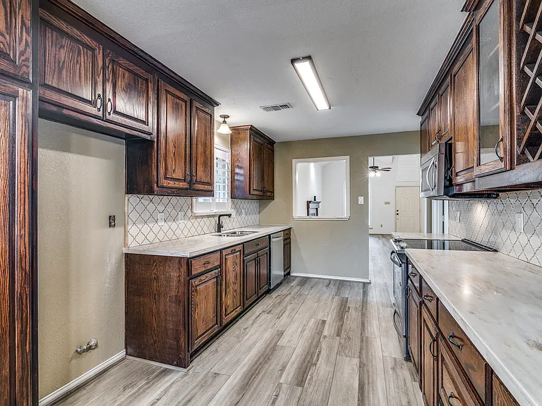 524 Raintree Cir — Photo 9