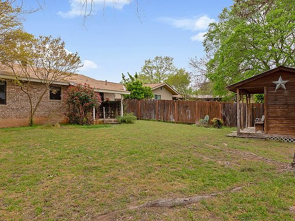 5th image of 202 Broadmoor Dr