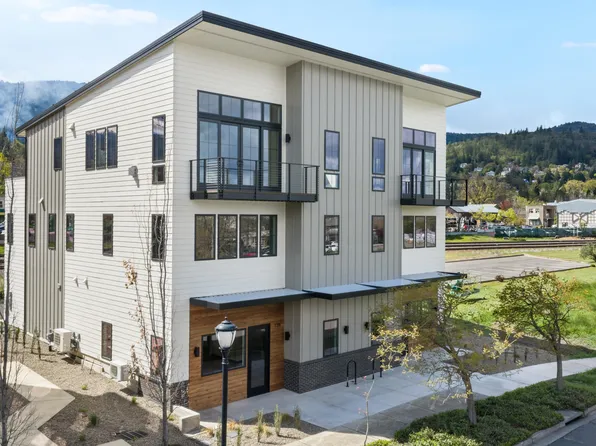 138 Clear Creek Dr, Ashland, OR 97520