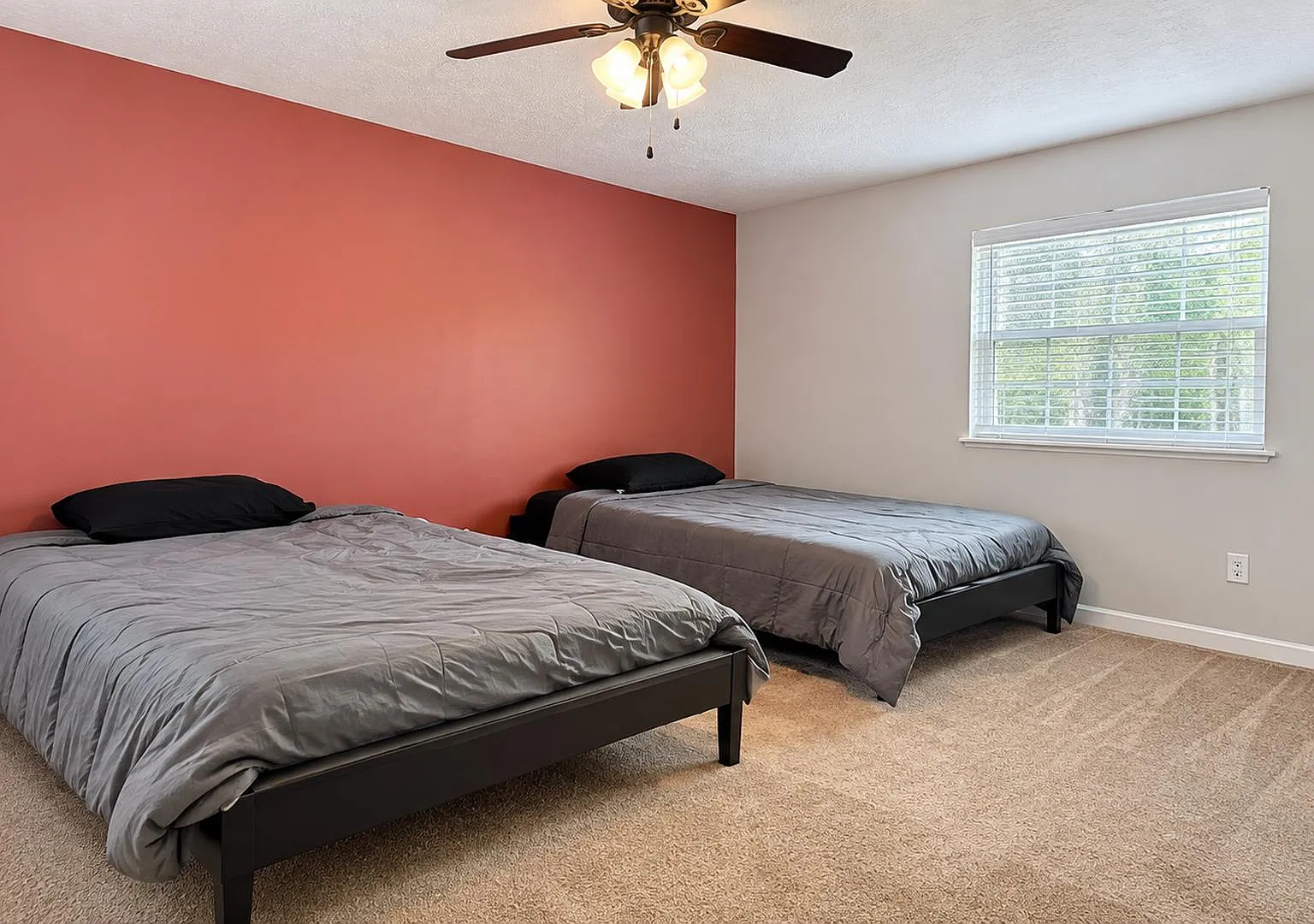 4 bed, 2.0 bath, 2452 sqft, $1,092 — Photo 1