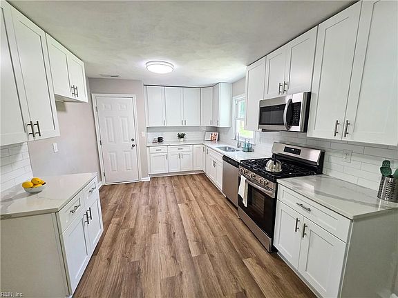 4th image of 1425 Sunset Dr