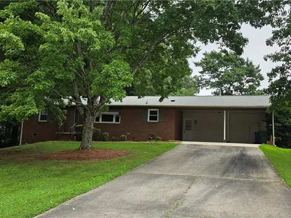 435 Lakecrest Dr, Kernersville, NC 27284