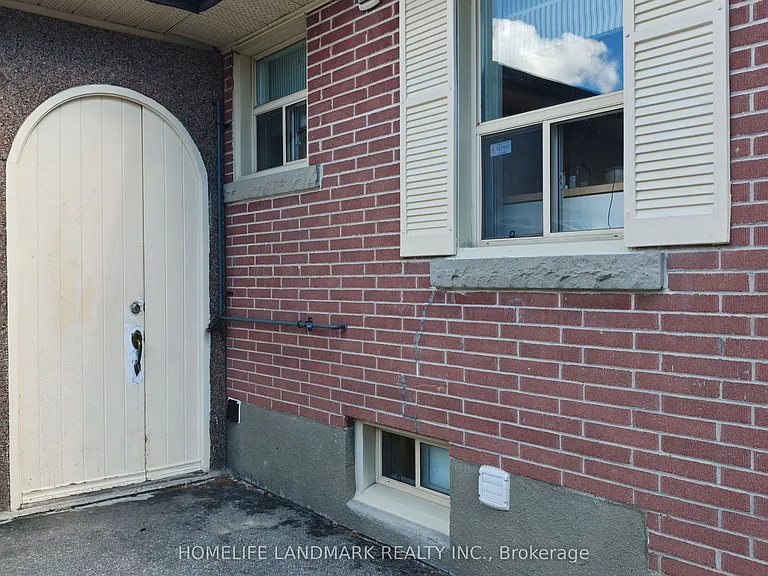 385 Marybay Cres #1 — Photo 2
