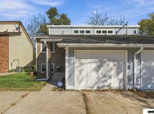 230 Parkside Ln, Lincoln, NE 68521