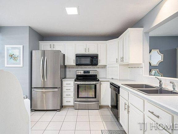 2nd image of 821 Clarewood Ct