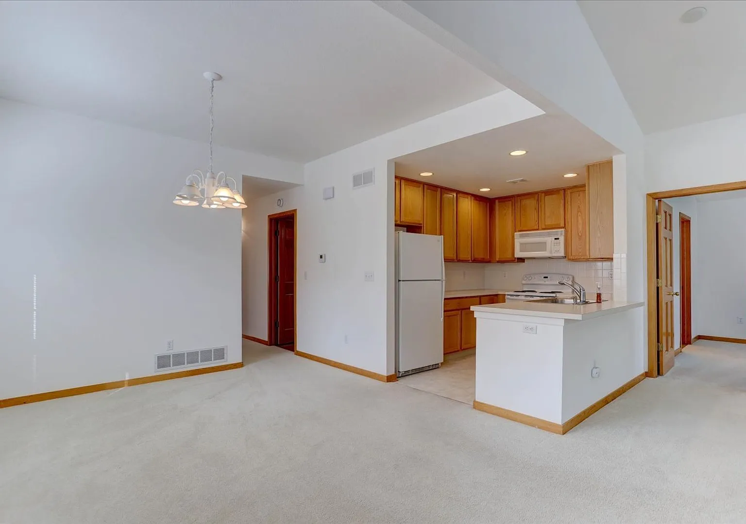 South-Facing End-Unit Ranch Townhome for Rent Indian Peaks — Photo 3