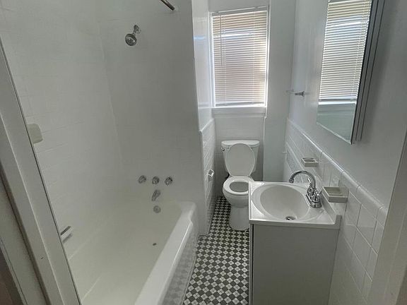 3rd image of 1500 Devereaux Ave #1