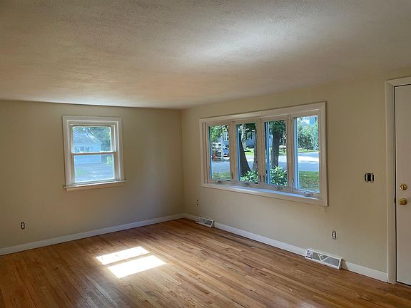 4th image of 16 S Glen Dr