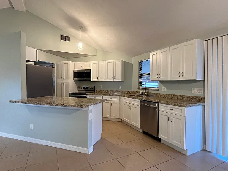 1258 SE McFarlane Ave — Photo 3