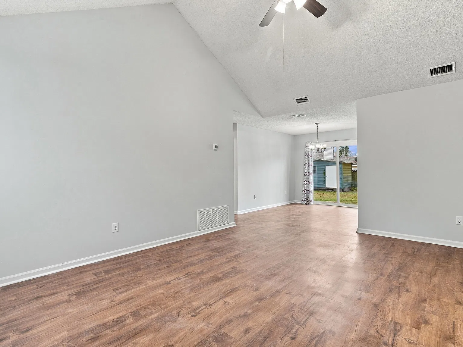 3 bed, 1355 sqft, $2,150 — Photo 4