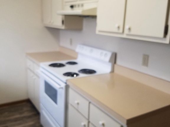 Kitchen: electric stove/oven