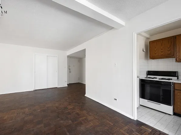 310 East 70th Street 10L image 3 of 11