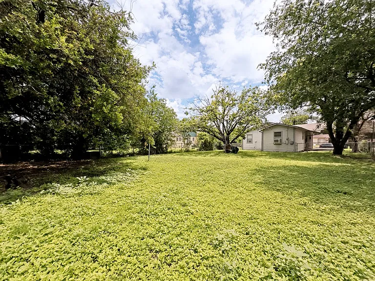 1431 Aransas Ave — Photo 23