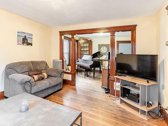 3rd image of 46B Wentworth St