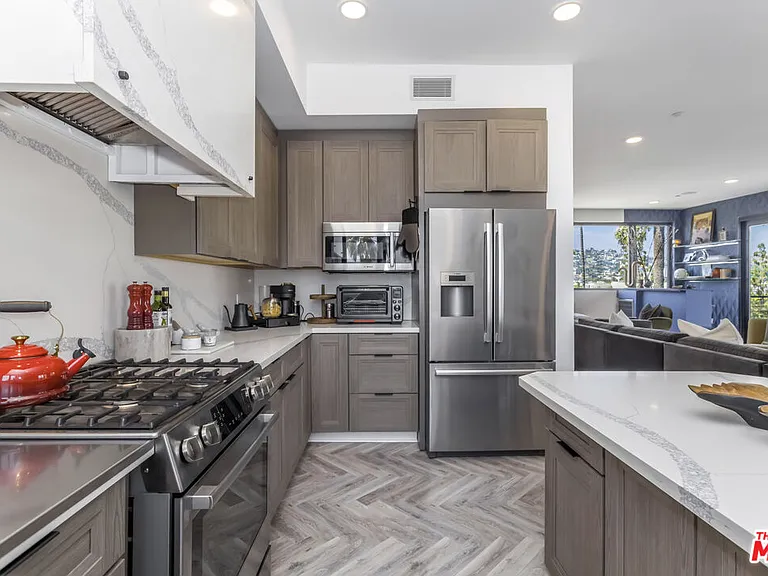 137 N Doheny Dr #4 — Photo 15