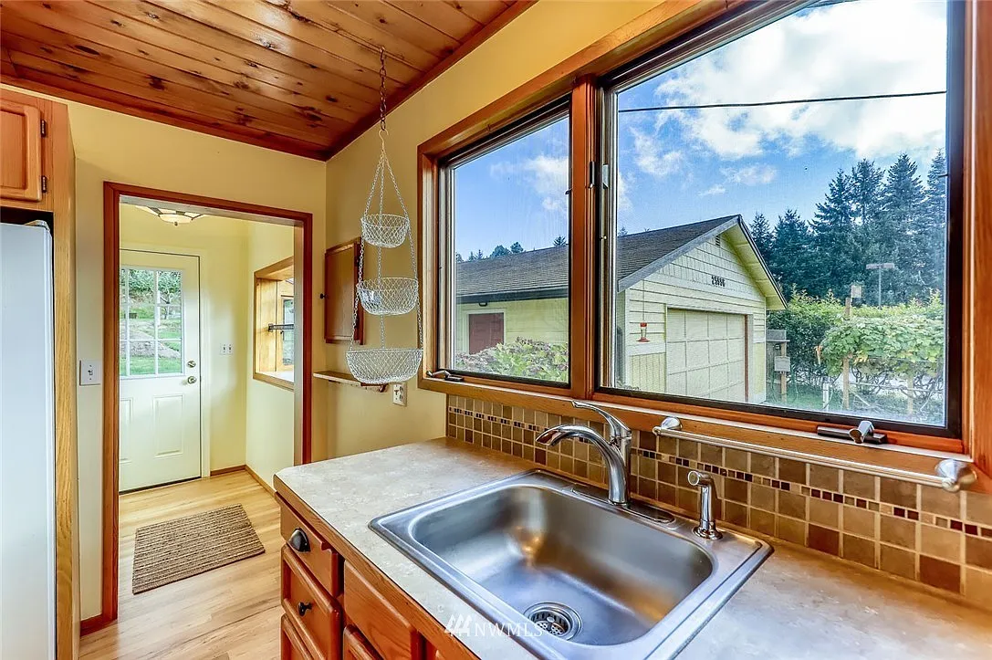 3 bed, 2420 sqft, $3,500 — Photo 4