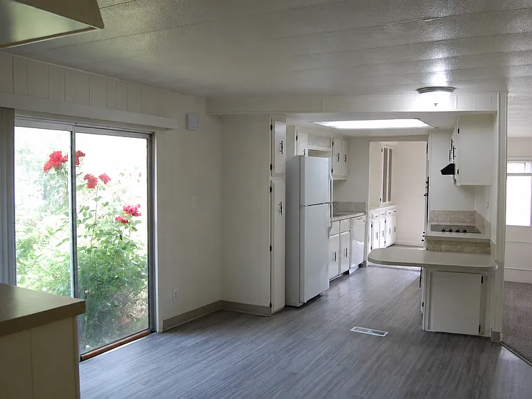 4550 SW 5th Ave — Photo 3