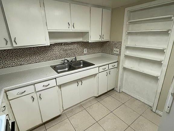 3rd image of 1308 E Poinsettia Ave