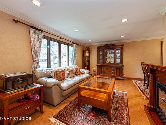 4th image of 1033 Tamarack Ln
