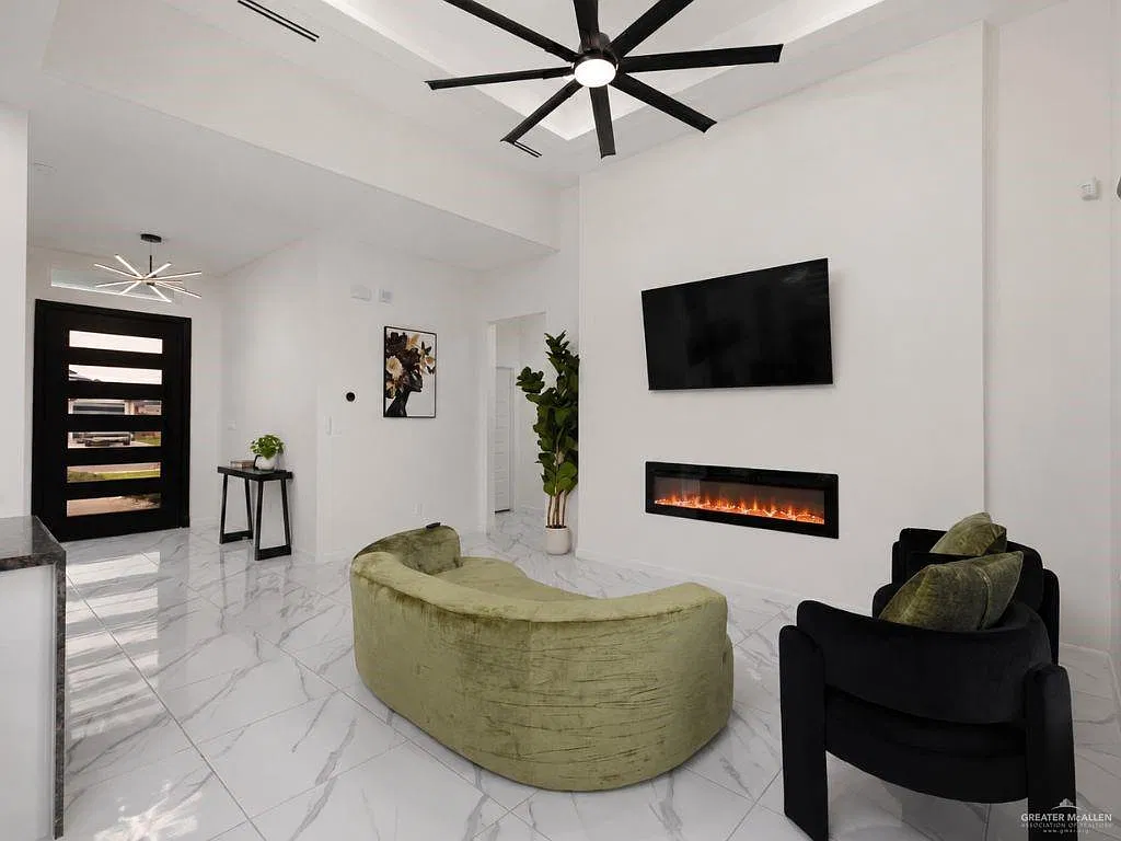 3 bed, 2.0 bath, 1400 sqft, $2,600 — Photo 3