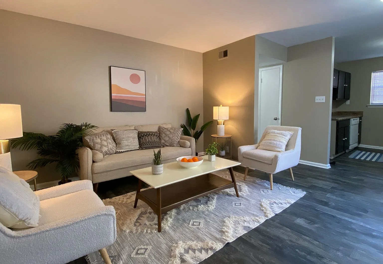 Hillcrest Apartments — Photo 2
