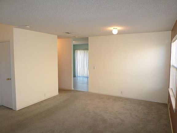 4th image of 102 Pheasant Ln