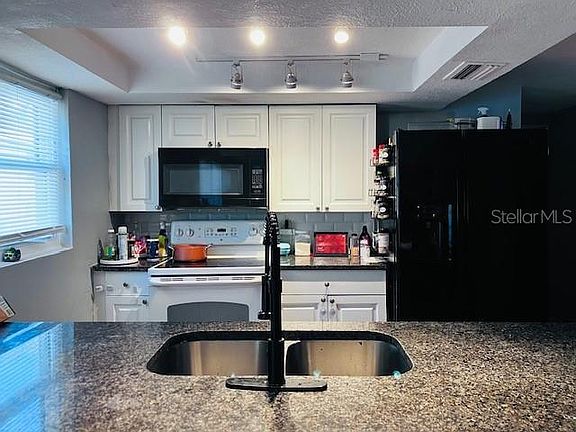 5th image of 3841 Chaffey Dr