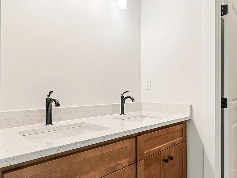 5706 Zurich Way — Photo 32