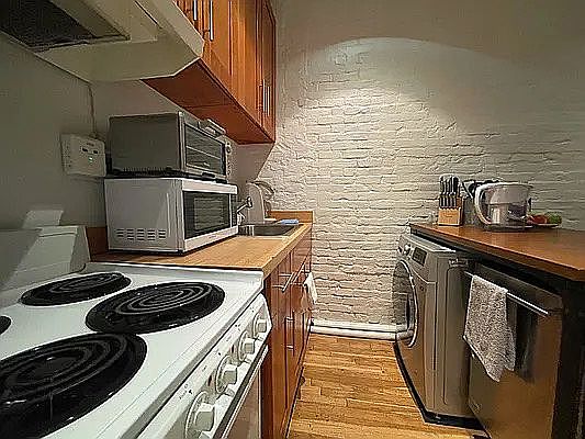 3rd image of 90 W Houston St APT 1R