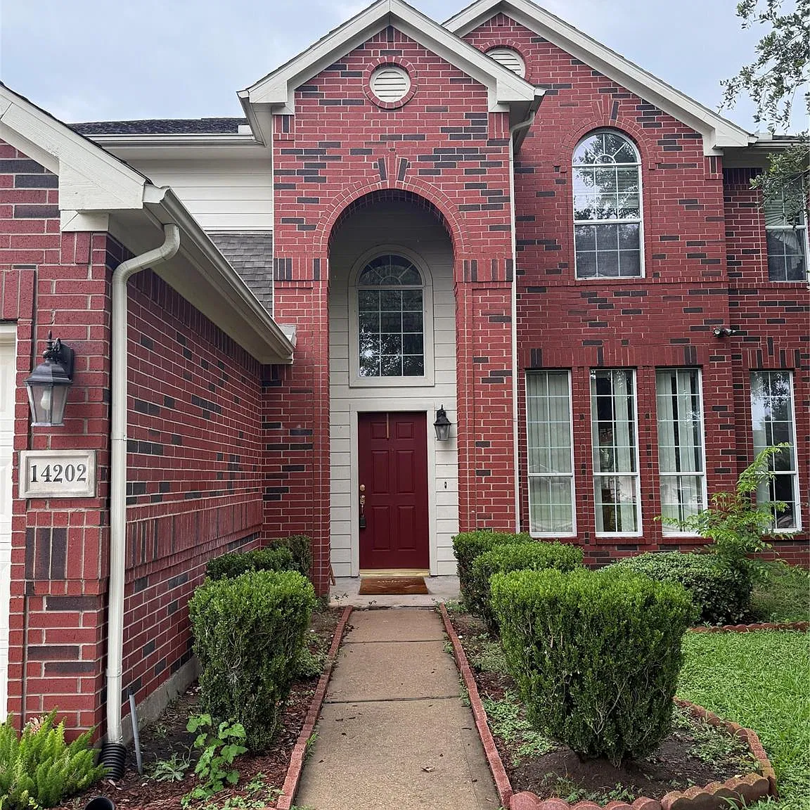 4 bed, 2.5 bath, 2536 sqft, $2,600 — Photo 2
