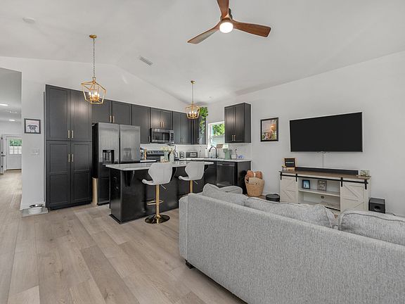 3rd image of 208 E Yonge St