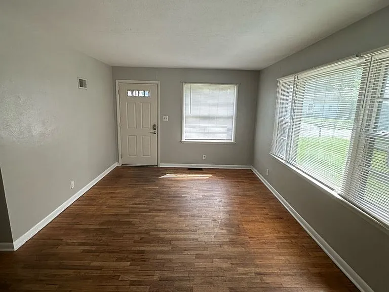 1413 N Woodridge Ave — Photo 8