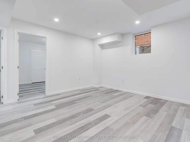 481 Bessborough Dr — Photo 12