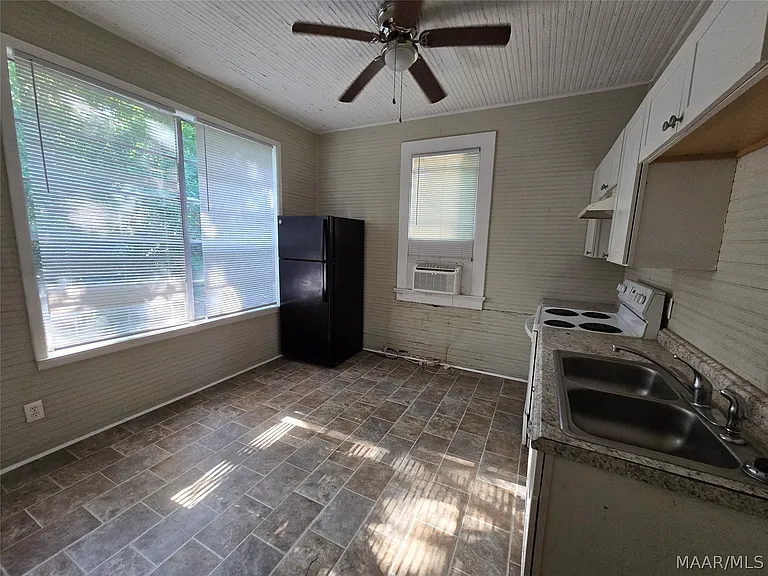 2302 Plum St — Photo 8