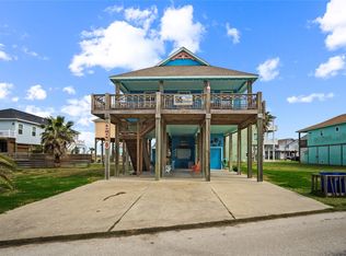 980 Fisherman Dr S, Crystal Beach, TX 77650